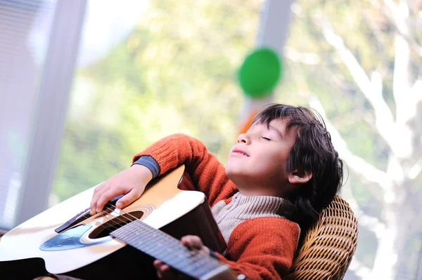 Criança tocando guitarra em casa — Fotografia de Stock