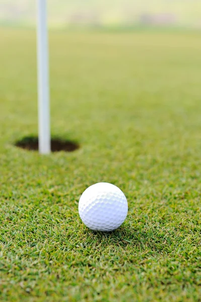 Bola e buraco no campo de golfe — Fotografia de Stock