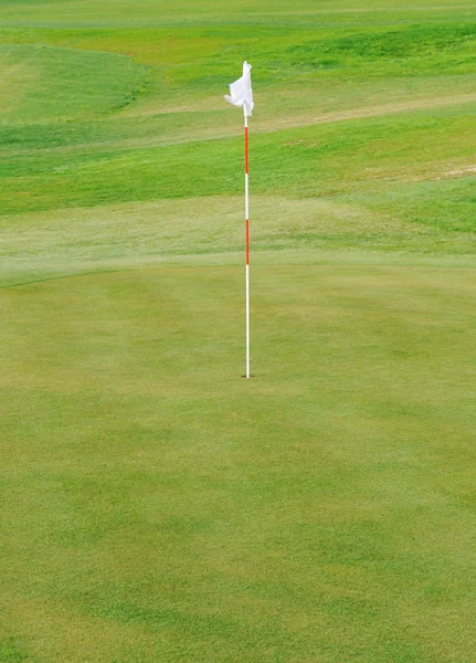 Vlag op golf veld — Stockfoto