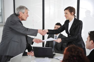 mutlu iş liderlerinin el sıkışma toplantısı