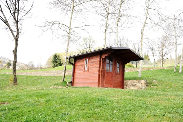 Una cabaña de granero en el campo verde — Foto de Stock