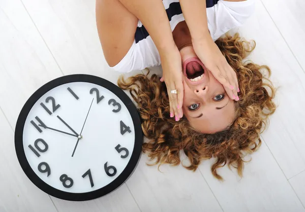 Chica y el pánico reloj — Foto de Stock