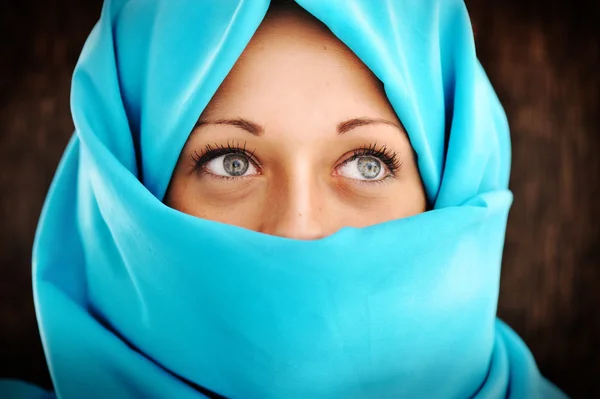 Mulher jovem com cachecol azul — Fotografia de Stock