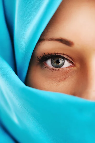 Mulher jovem com cachecol azul — Fotografia de Stock