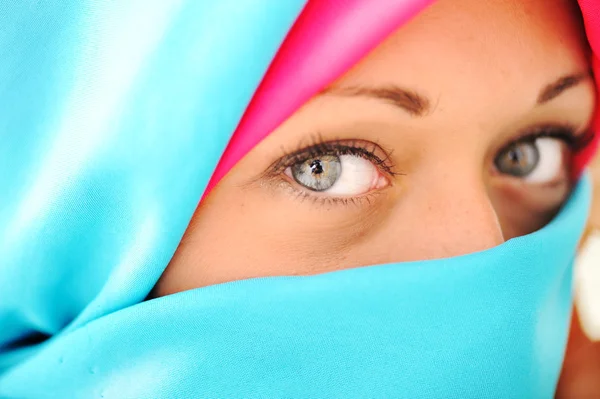 蓝色围巾年轻美丽的穆斯林女人 — 图库照片