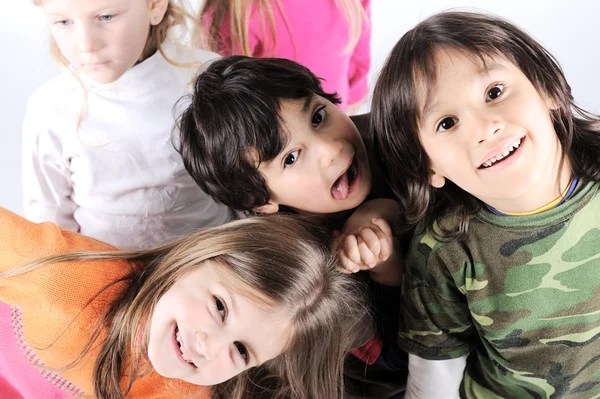 Gruppo di allegri bambini giocherelloni in studio — Foto Stock