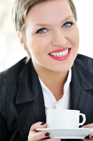 Retrato de una alegre empresaria sosteniendo una taza de café —  Fotos de Stock