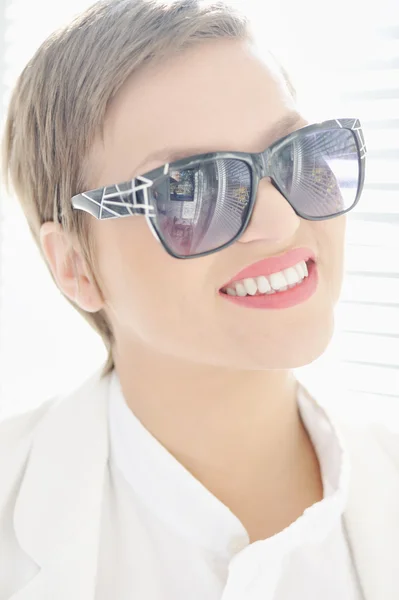 Belleza femenina, mujer joven con gafas y pelo corto —  Fotos de Stock