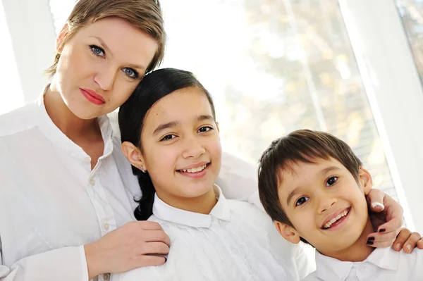 Retrato de madre feliz hija e hijo — Foto de Stock