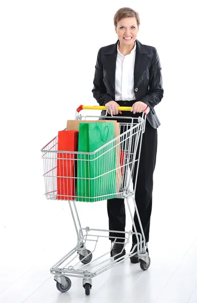 Jovem mulher empurrando um carrinho de compras — Fotografia de Stock