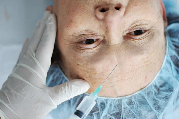 Senior woman getting botox injection at hospital — Stock Photo, Image