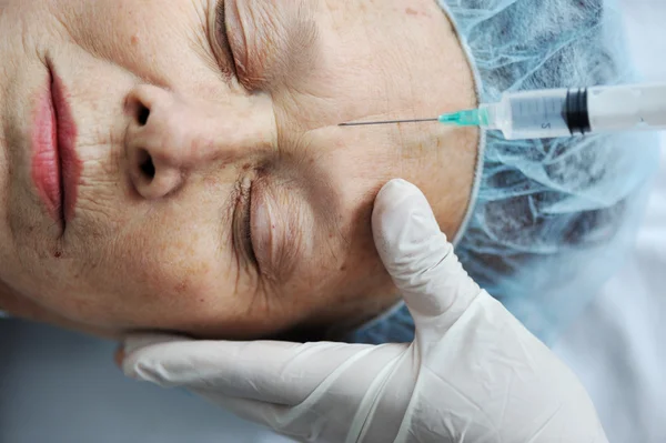 Mujer mayor recibiendo en inyección facial en el hospital — Foto de Stock