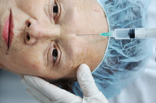 Femme âgée recevant une injection de botox à l'hôpital — Photo