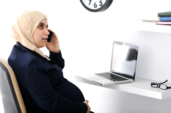 Беременная арабская арабская деловая женщина, работающая в офисе — стоковое фото