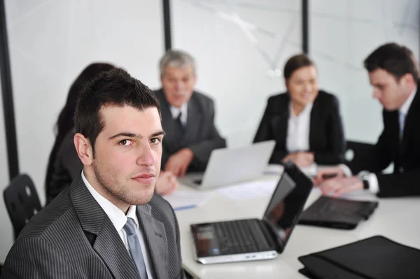 Retrato del hombre de negocios en la oficina en la reunión — Foto de Stock