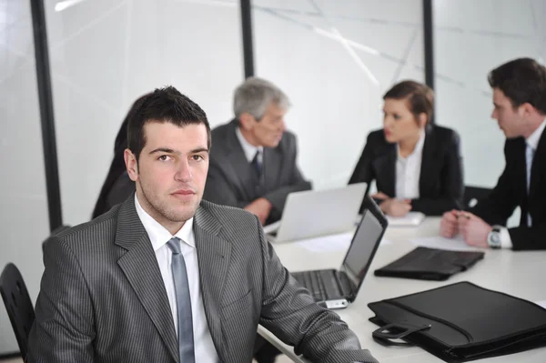 Retrato del hombre de negocios en la oficina en la reunión —  Fotos de Stock