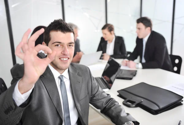 Porträtt av ung affärsman i office — Stockfoto