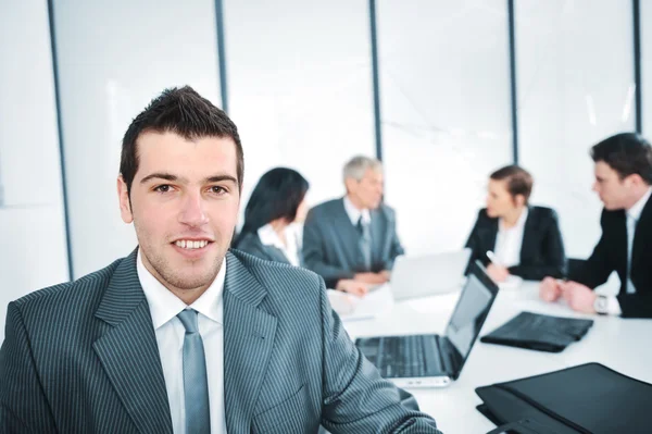 Porträt eines jungen Geschäftsmannes im Büro — Stockfoto