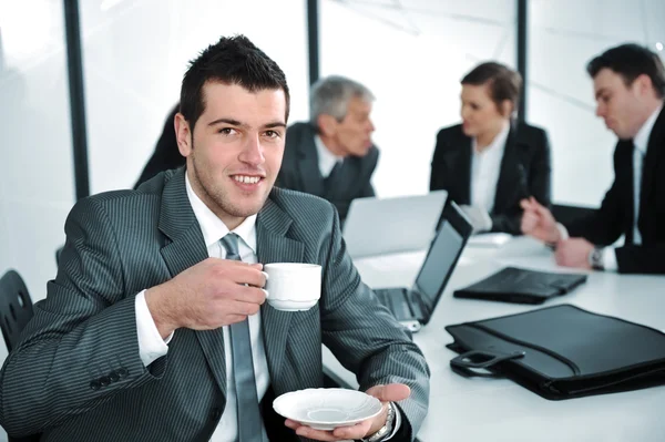 Empresário em ambiente empresarial bebendo cofee — Fotografia de Stock