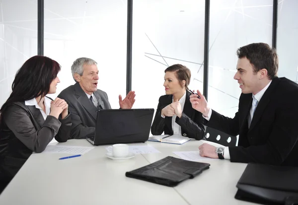 Grupo de empresas que tienen un debate en el cargo — Foto de Stock