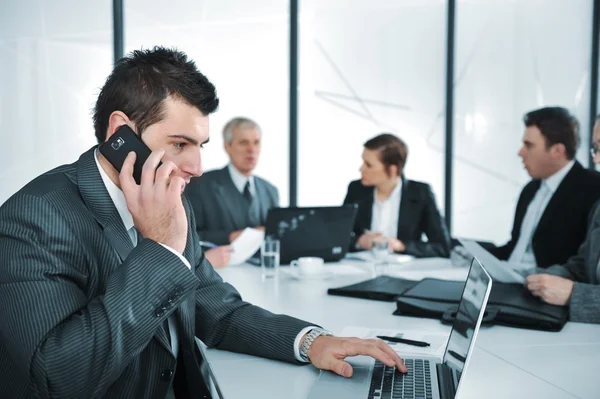 Affärsman som talar i telefon under ett möte — Stockfoto