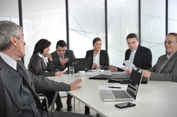 Senior mannelijke spreker geven van een presentatie op een zakelijke bijeenkomst op kantoor — Stockfoto