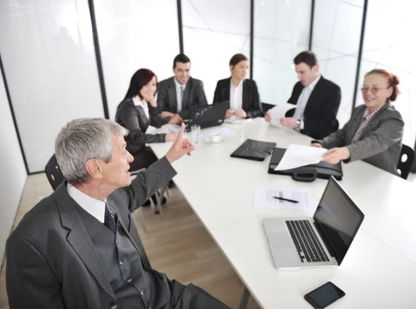 Empresário sénior numa reunião . — Fotografia de Stock