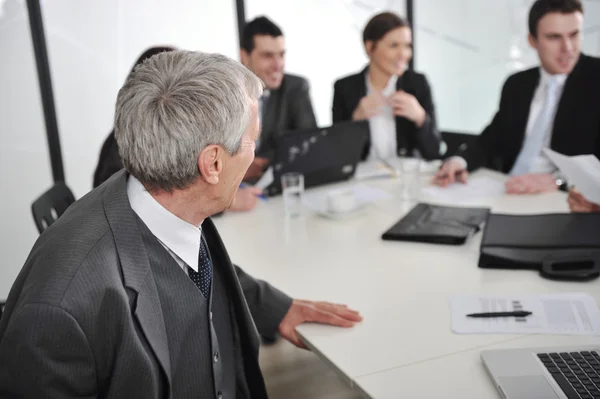 Homme senior parlant lors d'une réunion d'affaires au bureau — Photo