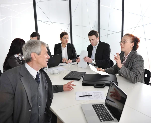 Senior zakenman en zakenvrouw tijdens een vergadering. open discussie tussen collega 's — Stockfoto