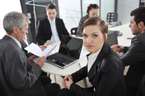 Retrato de la exitosa mujer de negocios y el equipo de negocios en la reunión de oficina — Foto de Stock