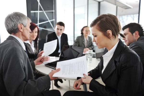 Joven empresaria en reunión de negocios en la oficina con colegas en segundo plano — Foto de Stock