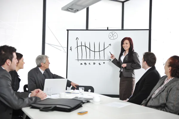 Geschäftsfrau zeichnet während der Präsentation im Büro ein Diagramm — Stockfoto