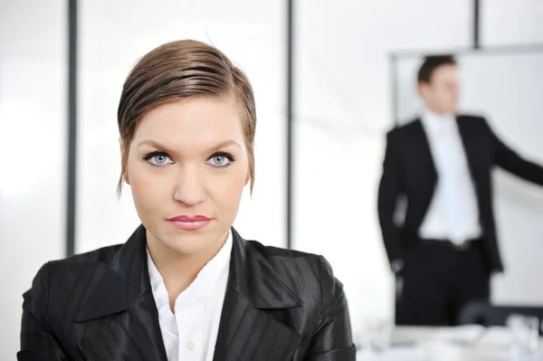 Portrait femme d'affaires dans la présentation des affaires au bureau — Photo