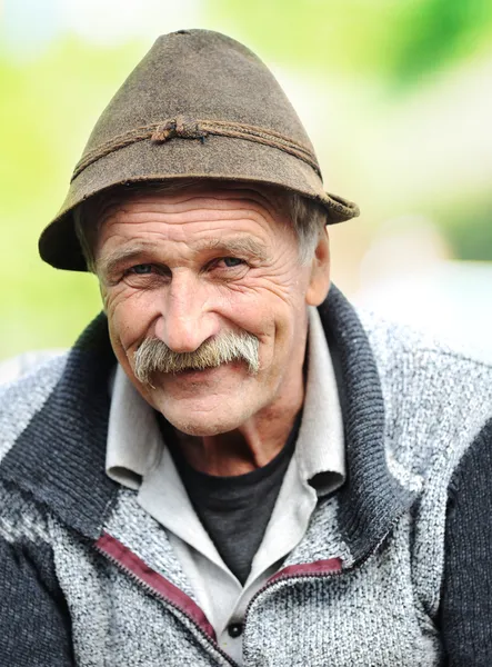 Фото пожилого человека в шляпе, снаружи — стоковое фото