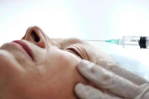 Botox injekce na kůži obličeje Stock Obrázky