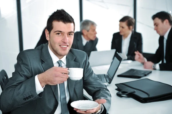 コーヒーを飲んでビジネス雰囲気の中でビジネスマン — ストック写真