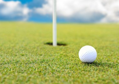 çim alan üzerinde delik golf topu