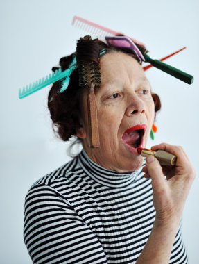 üst düzey kadın ruj koyarak