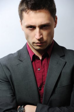 kameraya bakan zarif genç adam