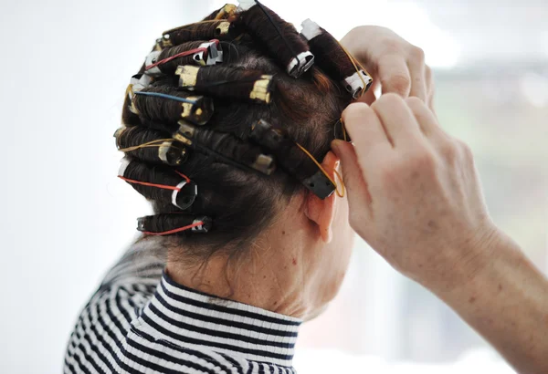 Senior senhora com encrespadores no cabelo — Fotografia de Stock