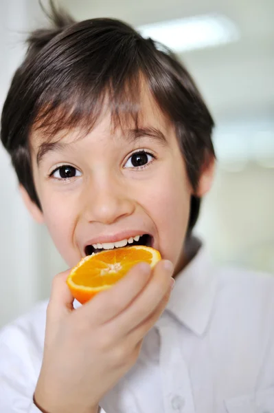 Laranja e criança — Fotografia de Stock