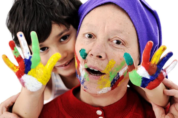 Parenting avec petit fils jouant avec des couleurs désordonnées — Photo