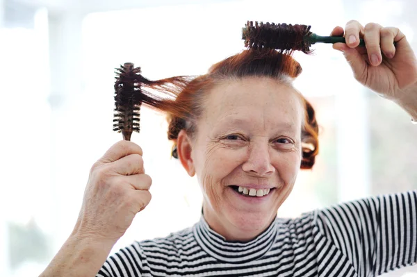 Seniorin frisiert mit vielen Kämmen — Stockfoto