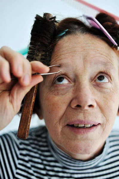 Senior vrouwelijke pincet wenkbrauw — Stockfoto