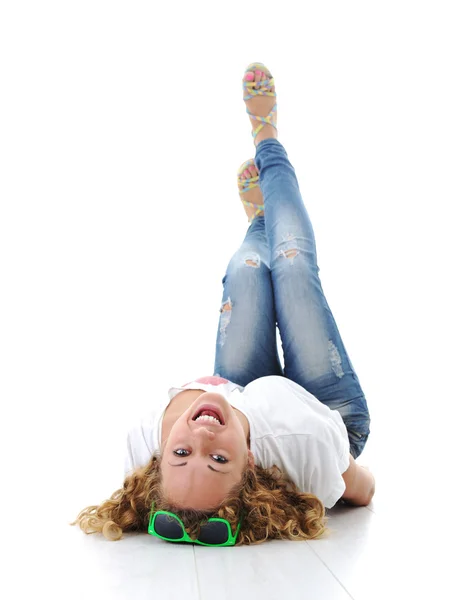 Relaxado jovem deitado em casa e se divertindo — Fotografia de Stock