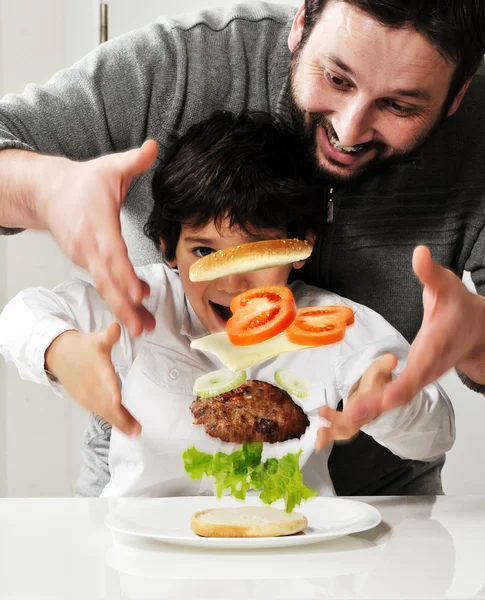 Fotografía conceptual - ingredientes voladores de la hamburguesa . —  Fotos de Stock