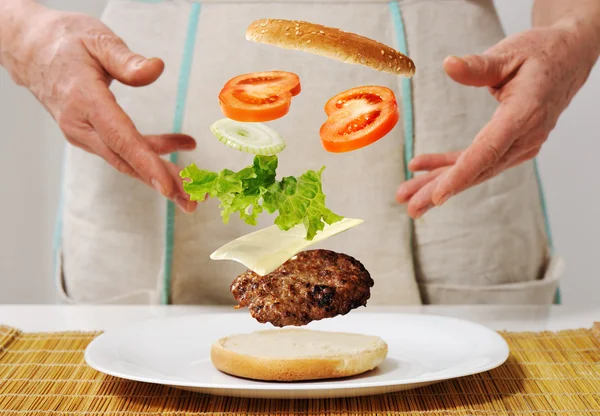Umiejętności podejmowania burger — Zdjęcie stockowe