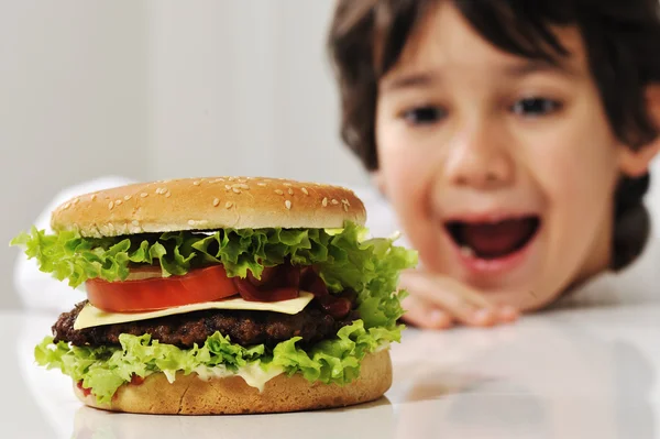 Burger ile şirin çocuk — Stok fotoğraf
