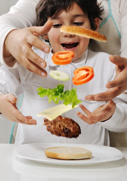 Anne ve oğul mutfak at hamburger yapma — Stok fotoğraf