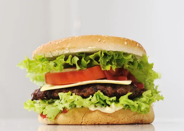 Чизбургер — стоковое фото